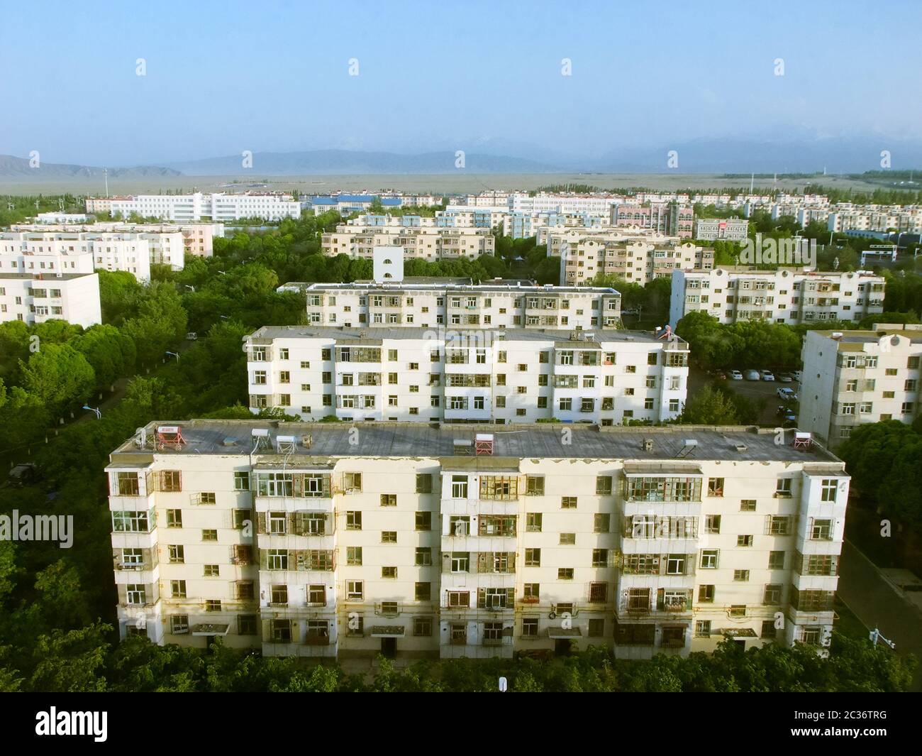 Des rangées d'appartements de logement à bas prix dans la campagne de  Xingjiang en chine Photo Stock - Alamy
