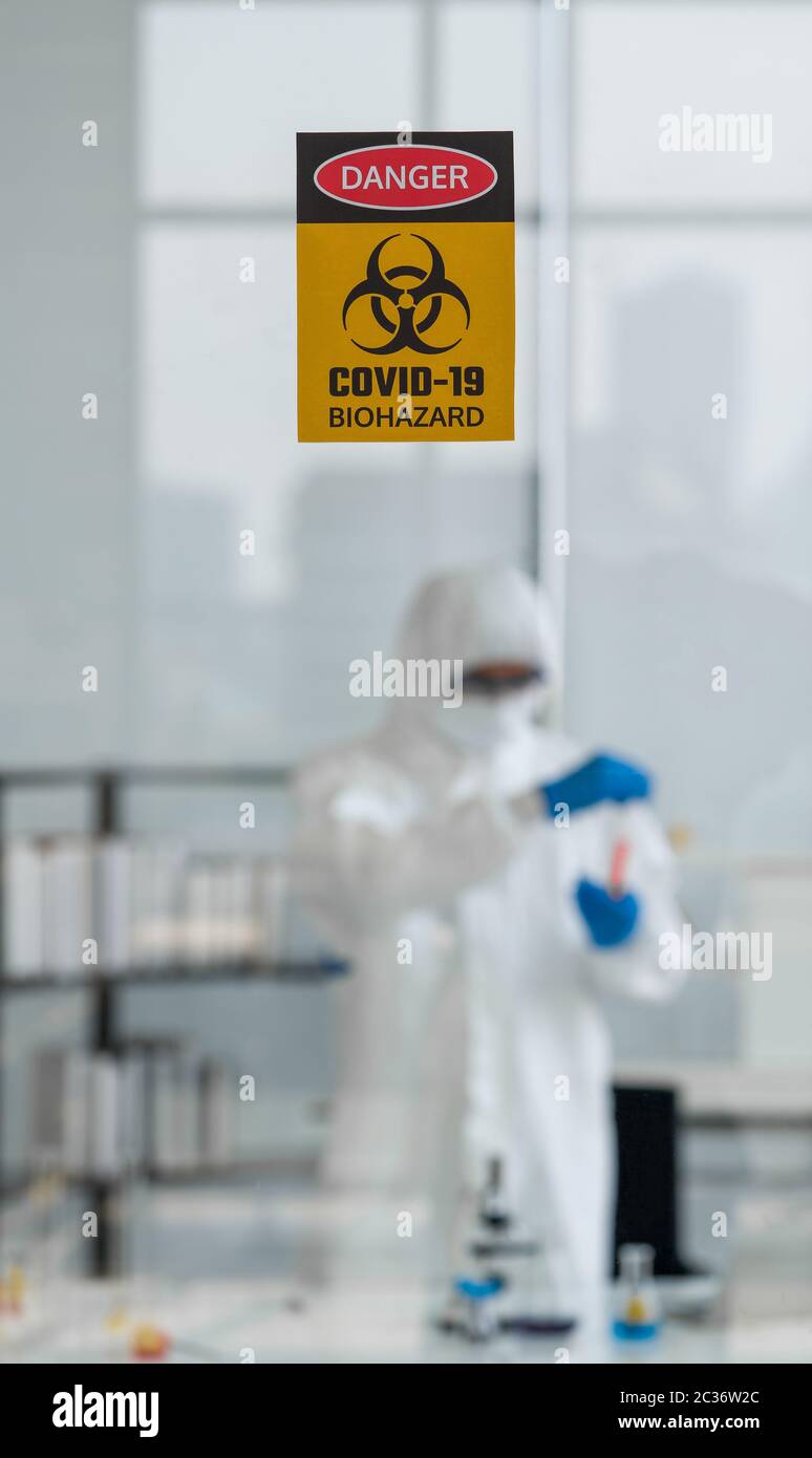 Photos prises à travers le verre de la salle de laboratoire empêchant la propagation de la recherche de virus. Banque D'Images