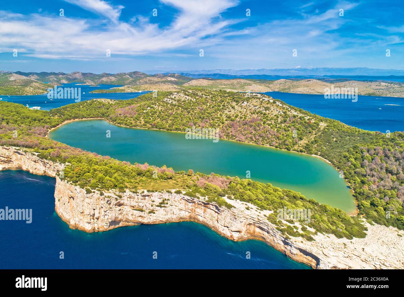Telascica et falaises du parc naturel du lac Mir verte sur l'île de Dugi Otok vue aérienne, l'archipel des Kornati Parc national de la Croatie Banque D'Images