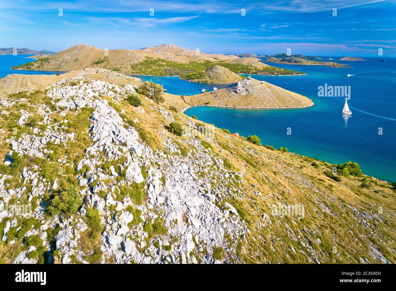 Parc national de l'archipel de Kornati. Magnifique paysage désertique en pierre sur les îles Kornati et la mer Adriatique bleue. Région de la Dalmatie de Croatie Banque D'Images