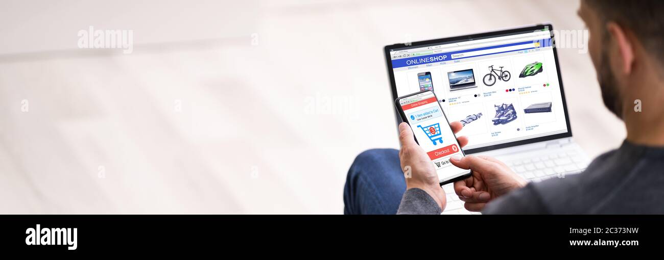 Boutique en ligne d'e-commerce tenant le téléphone près de l'ordinateur portable Banque D'Images
