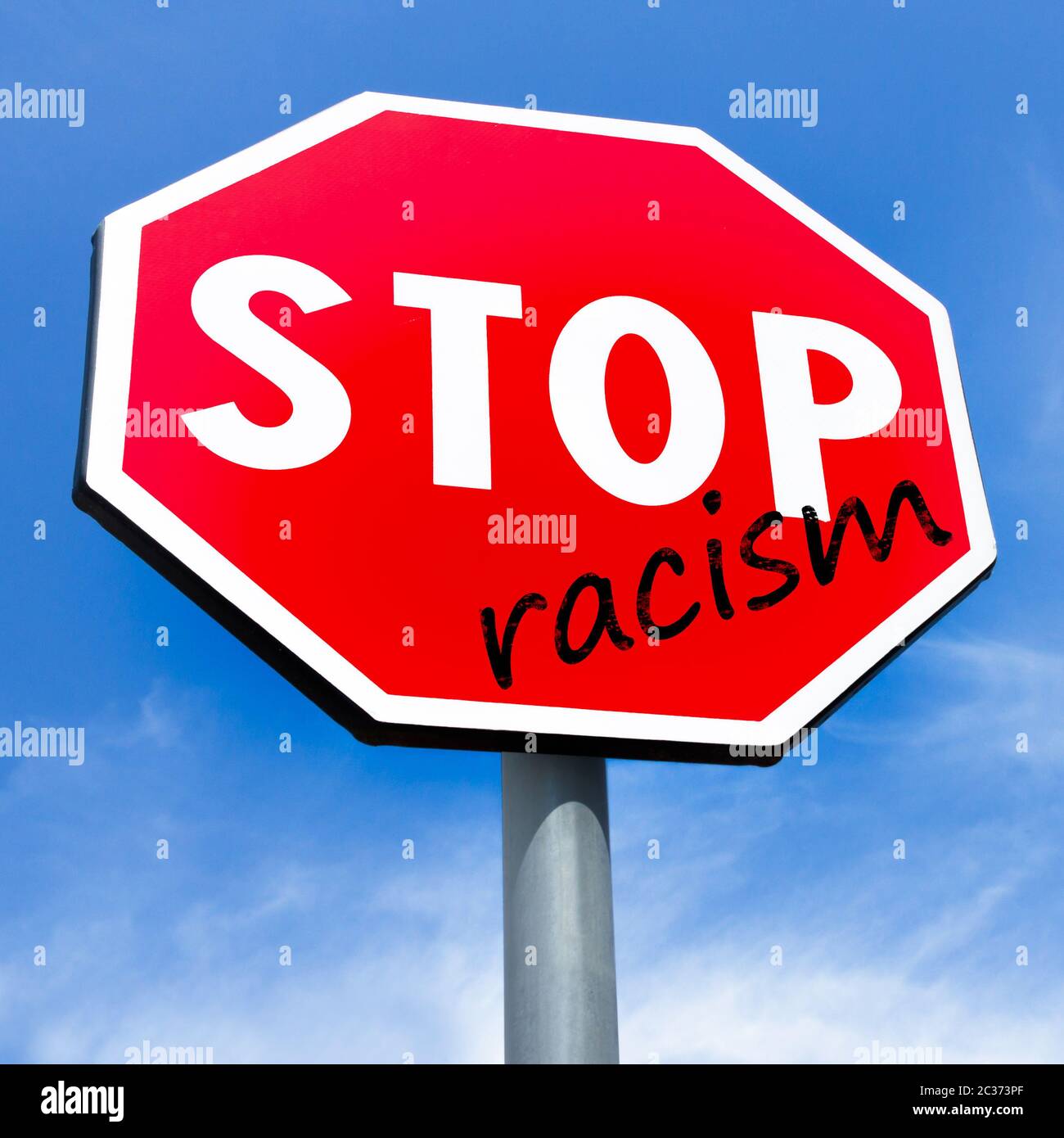 Le racisme d'arrêt rouge signe sur fond de ciel. Concept design contre le racisme, la haine, la discrimination. Banque D'Images