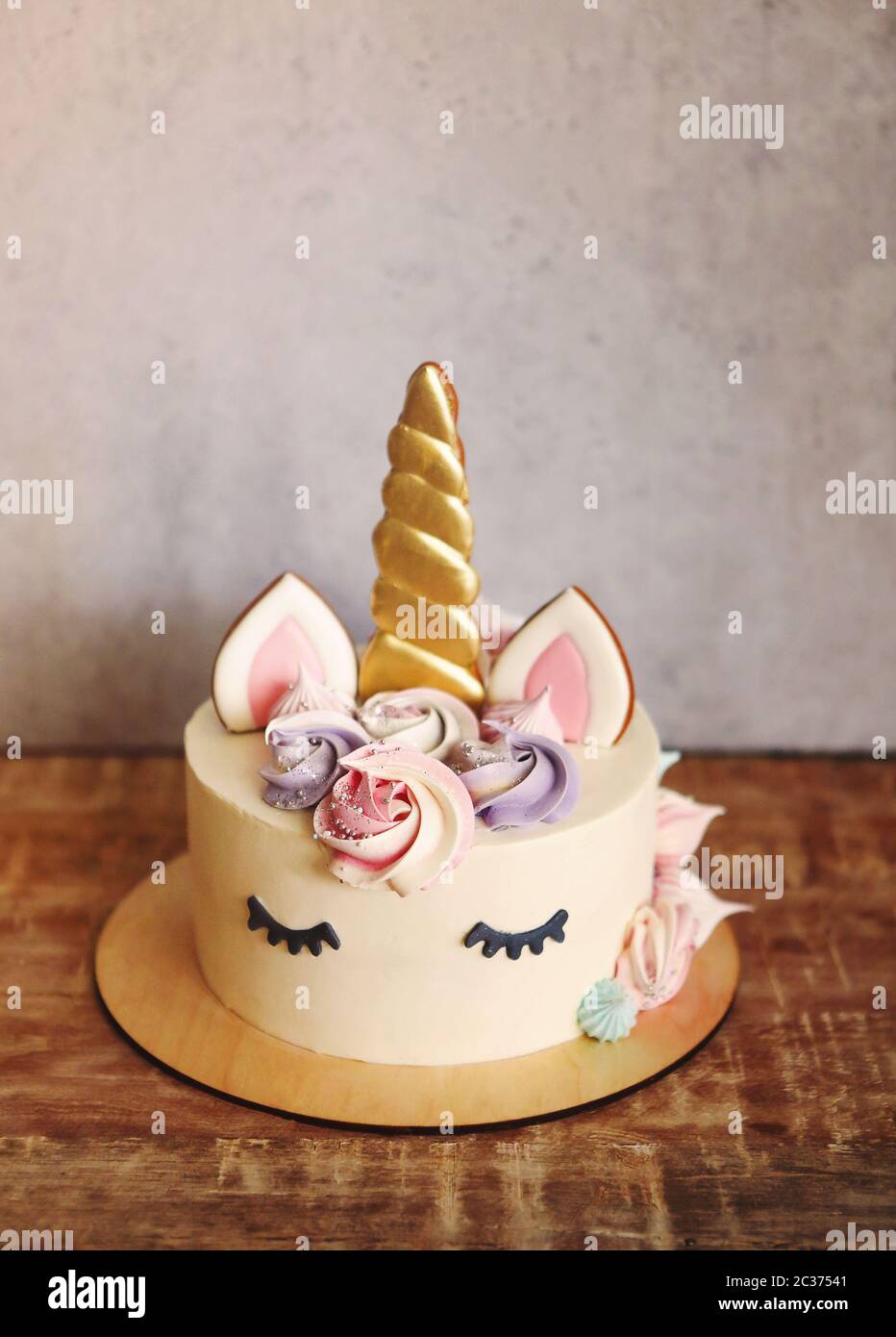 Magnifique Gateau Brillant Sous Forme De Licorne Aux Fleurs De Couleur Creme Photo Stock Alamy