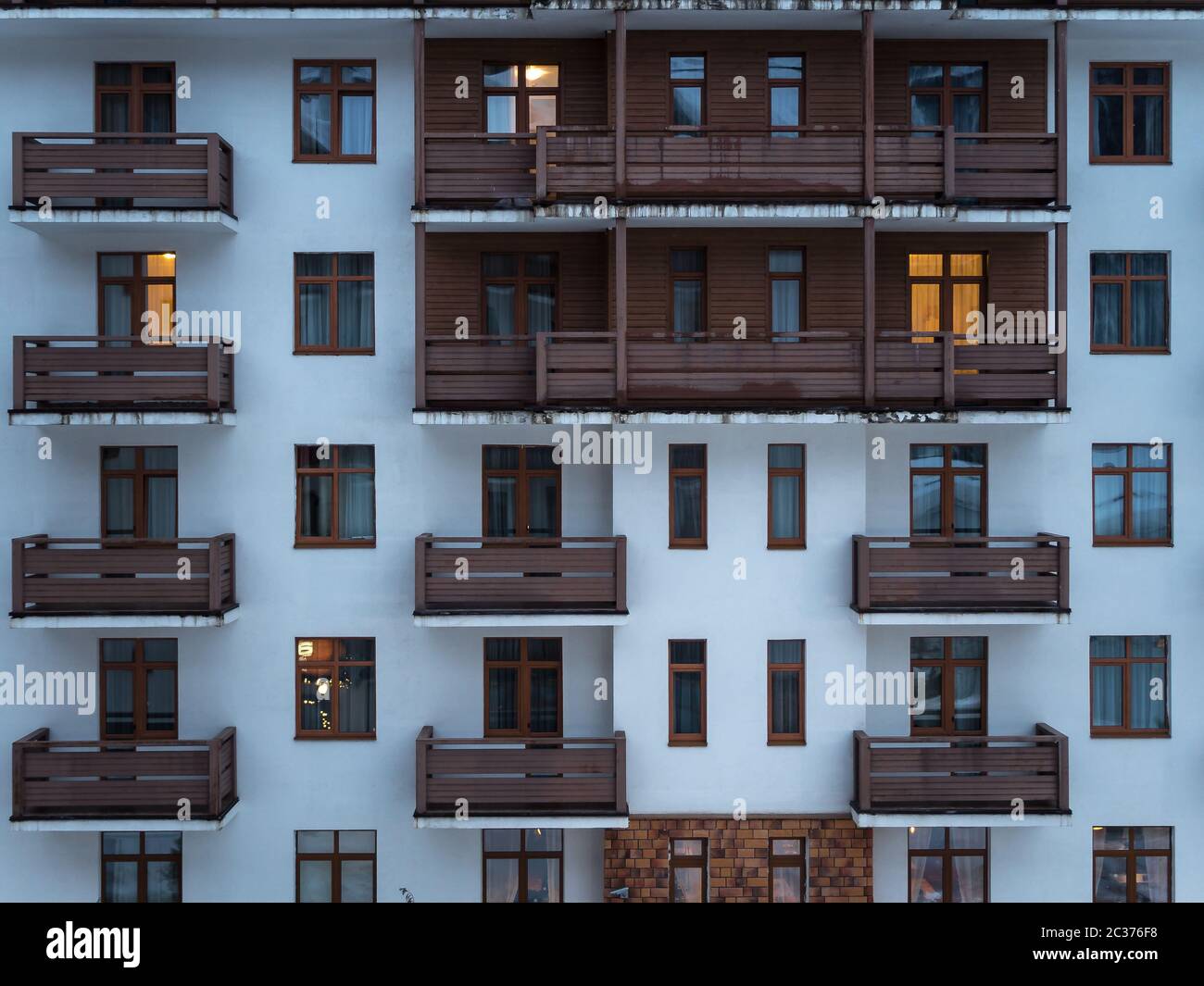 Façade avec des balcons en bois Hôtel 28 Rosa Khutor le matin de Sochi 01/24/2019 Banque D'Images
