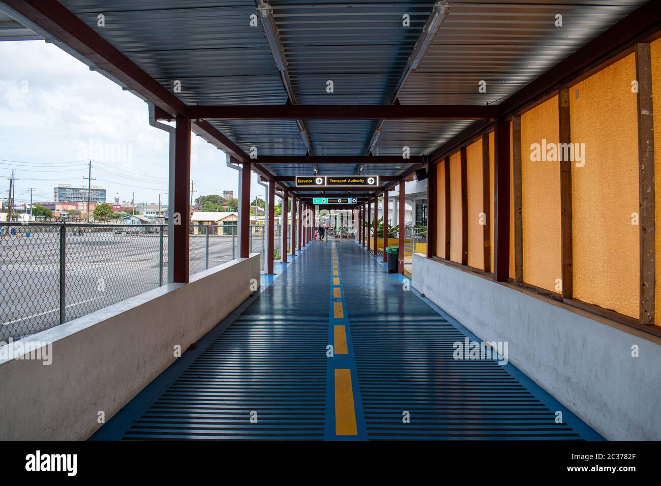 Le terminal du centre-ville pour les autobus jaunes de taille moyenne et les fourgonnettes blanches le long de la côte sud très touristique et vers les destinations du centre et de l'est. Banque D'Images