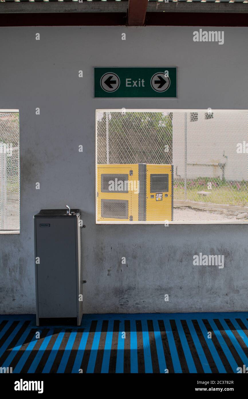 Le terminal du centre-ville pour les autobus jaunes de taille moyenne et les fourgonnettes blanches le long de la côte sud très touristique et vers les destinations du centre et de l'est. Banque D'Images