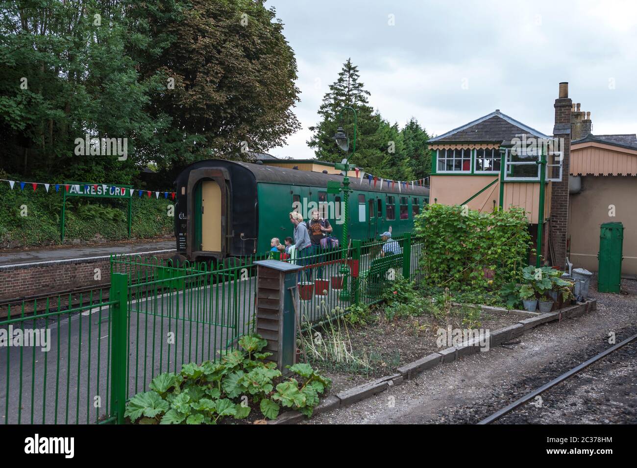 Un train se trouvant à la gare d'Alresford et le jardin de la petite gare, Mid-Hants Steam Railway (la ligne de Watercress), Hampshire, Angleterre, Royaume-Uni Banque D'Images