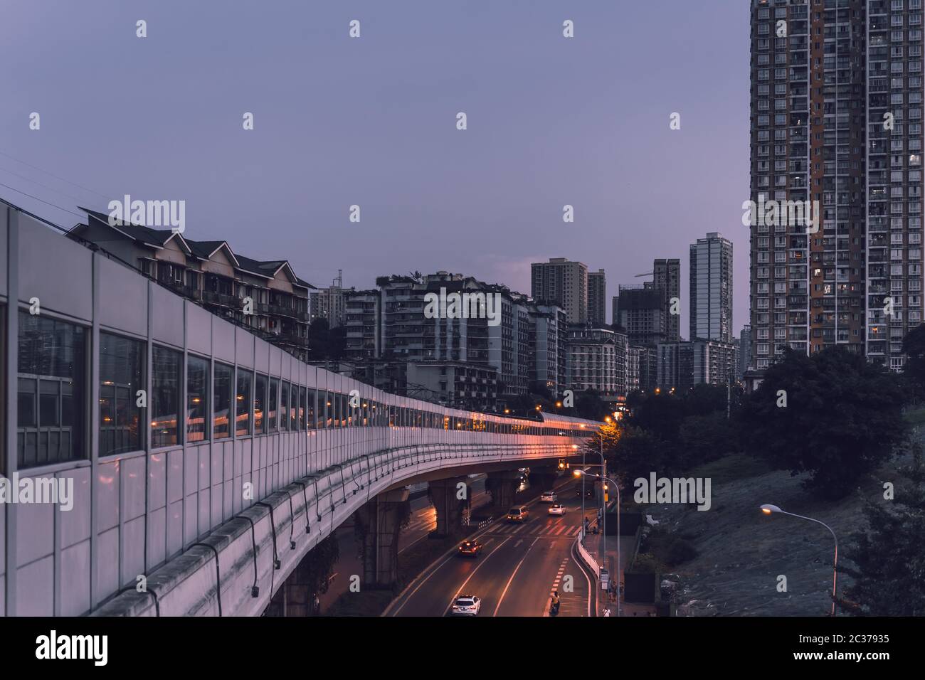 Chongqing, Chine - août 2019 : vue sur le train en sursol et en métro à la périphérie de Chongqing Banque D'Images