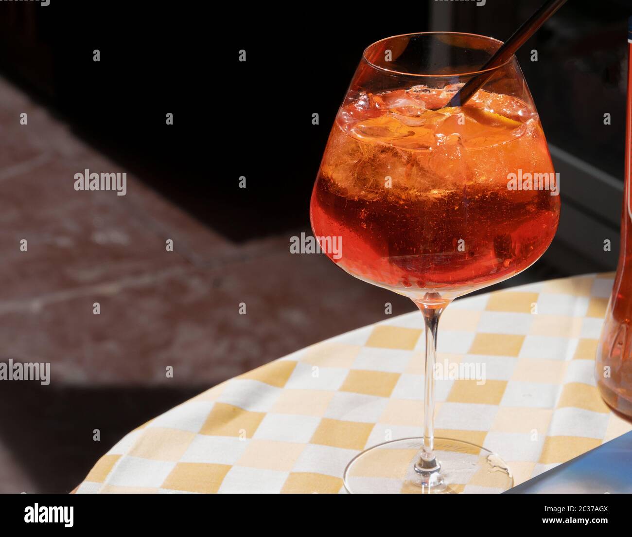 boisson à l'orange dans un verre à cocktail sur la table du bar Banque D'Images