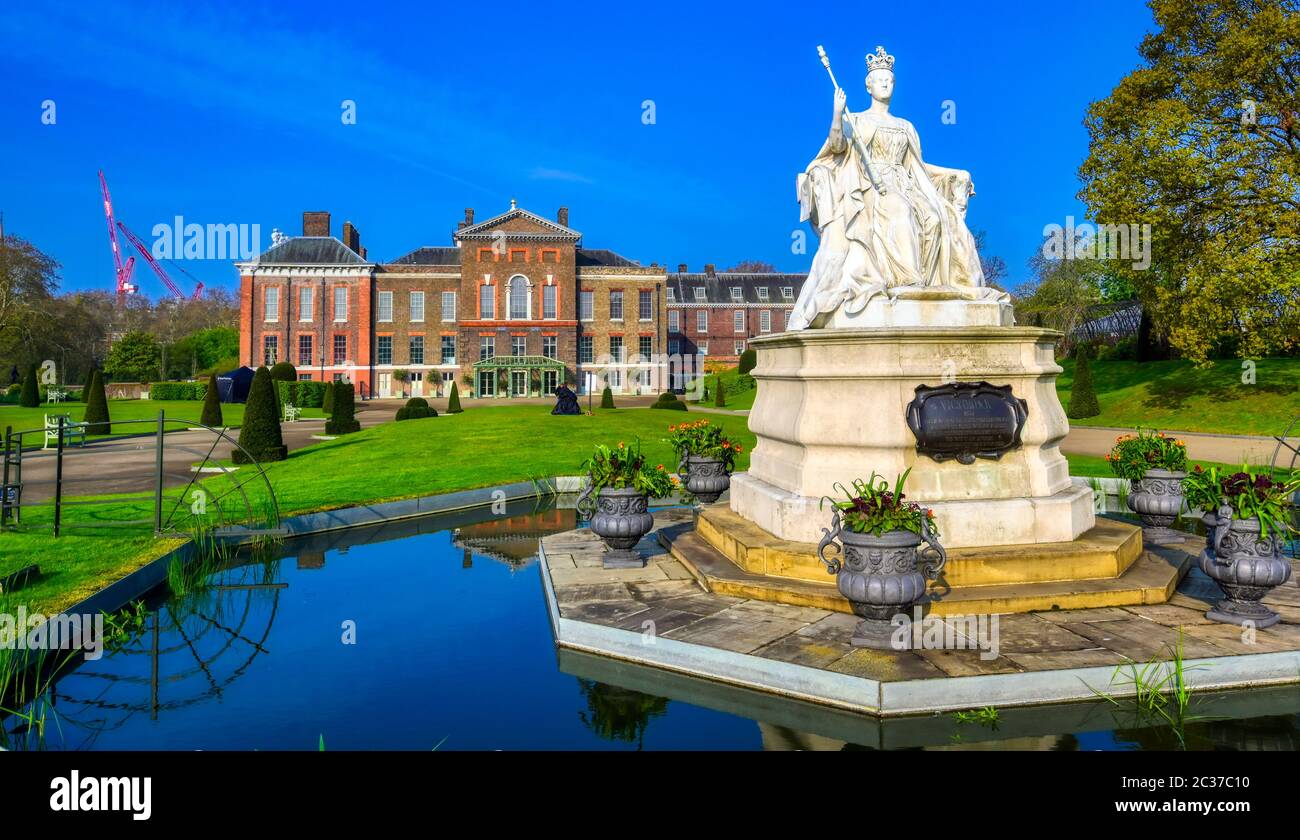 Kensington Palace Gardens un matin de printemps situé dans le centre de Londres, Royaume-Uni Banque D'Images