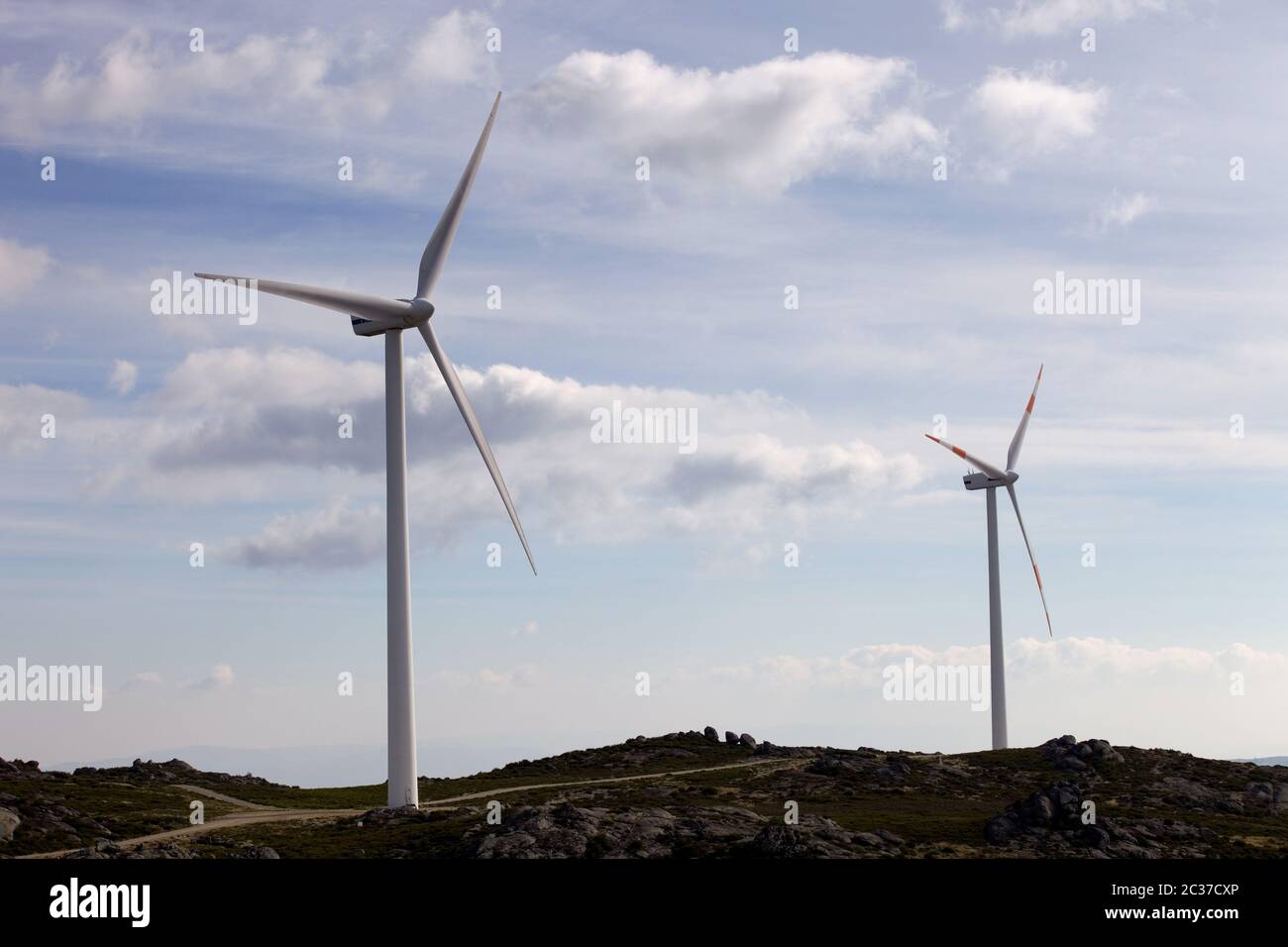 Éoliennes blanc dans le haut de la montagne Banque D'Images