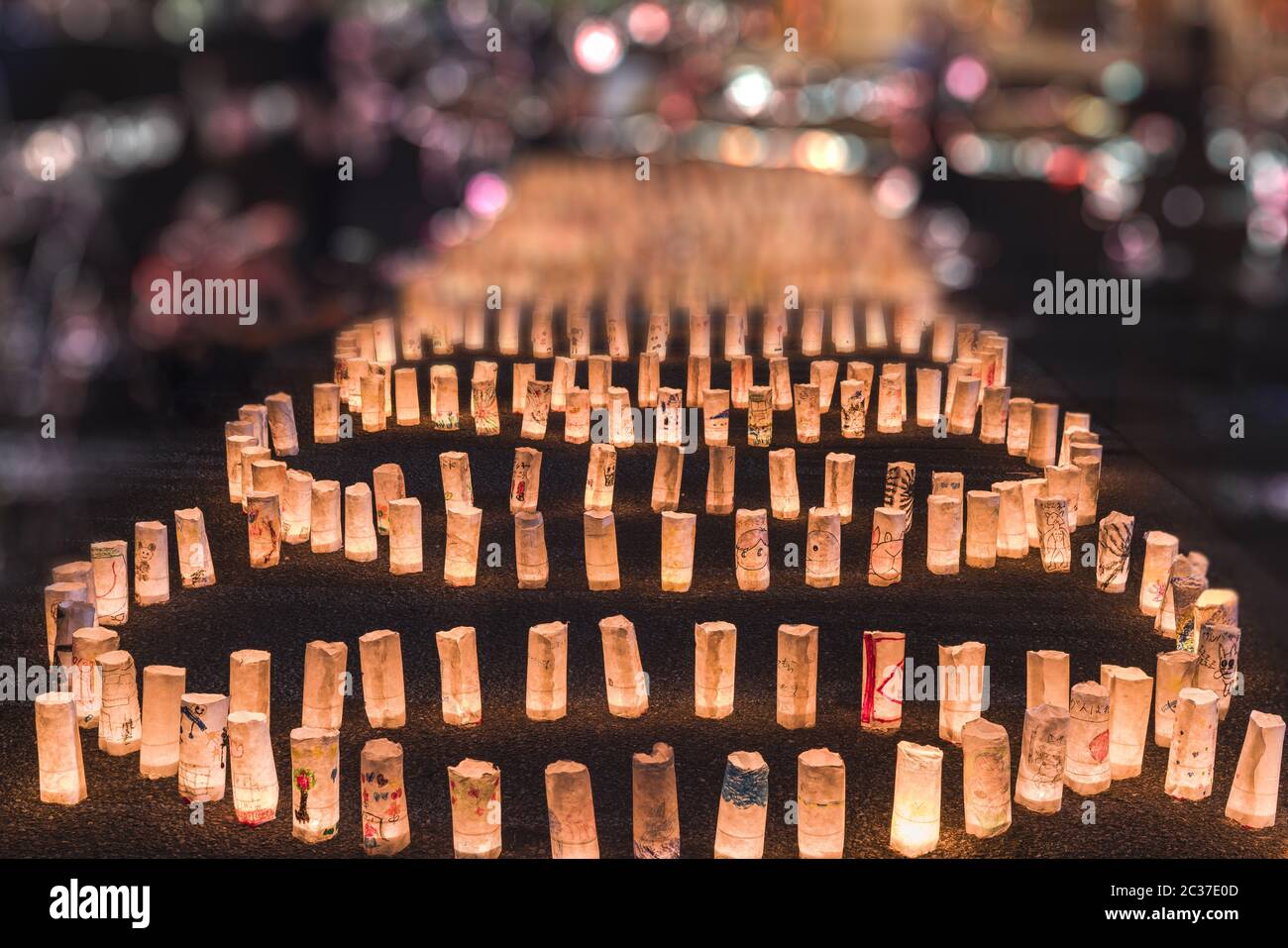 Lanternes en papier washi japonaises faites à la main alignées en cercles éclairant le sol de la température de Zojoji Banque D'Images