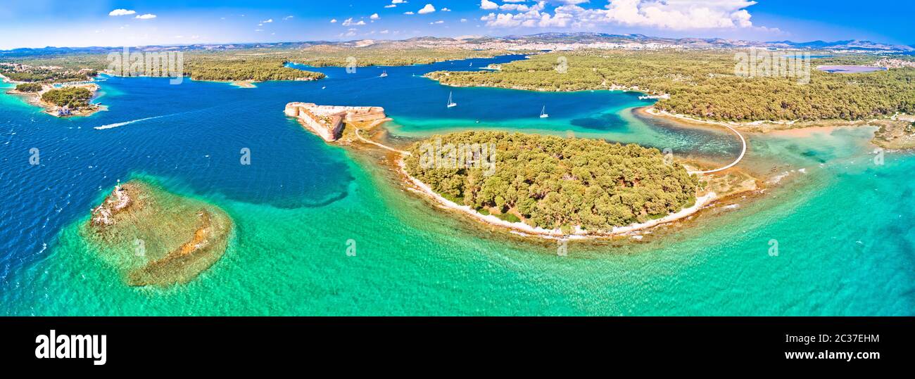 Forteresse de Saint Nikola et entrée de la baie de Sibenik vue panoramique aérienne Banque D'Images