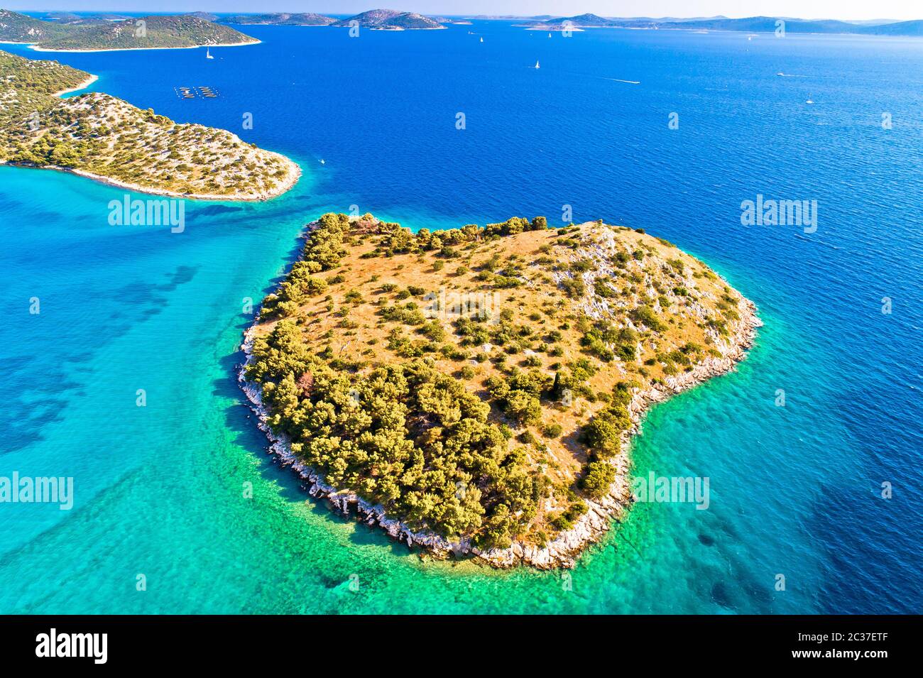 Petite île de l'archipel de Croatie vue aérienne Banque D'Images