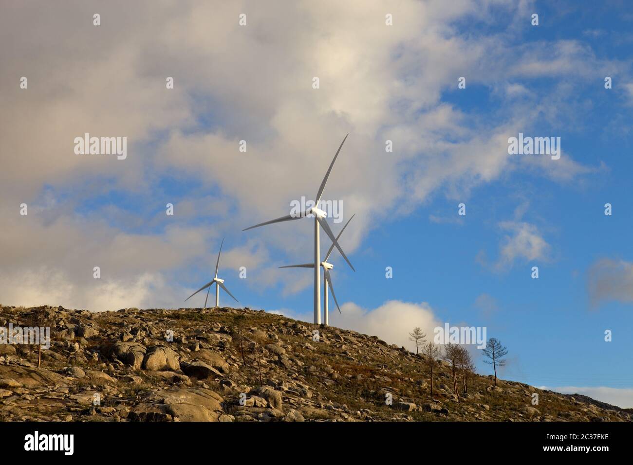 Éoliennes blanc dans le haut de la montagne Banque D'Images