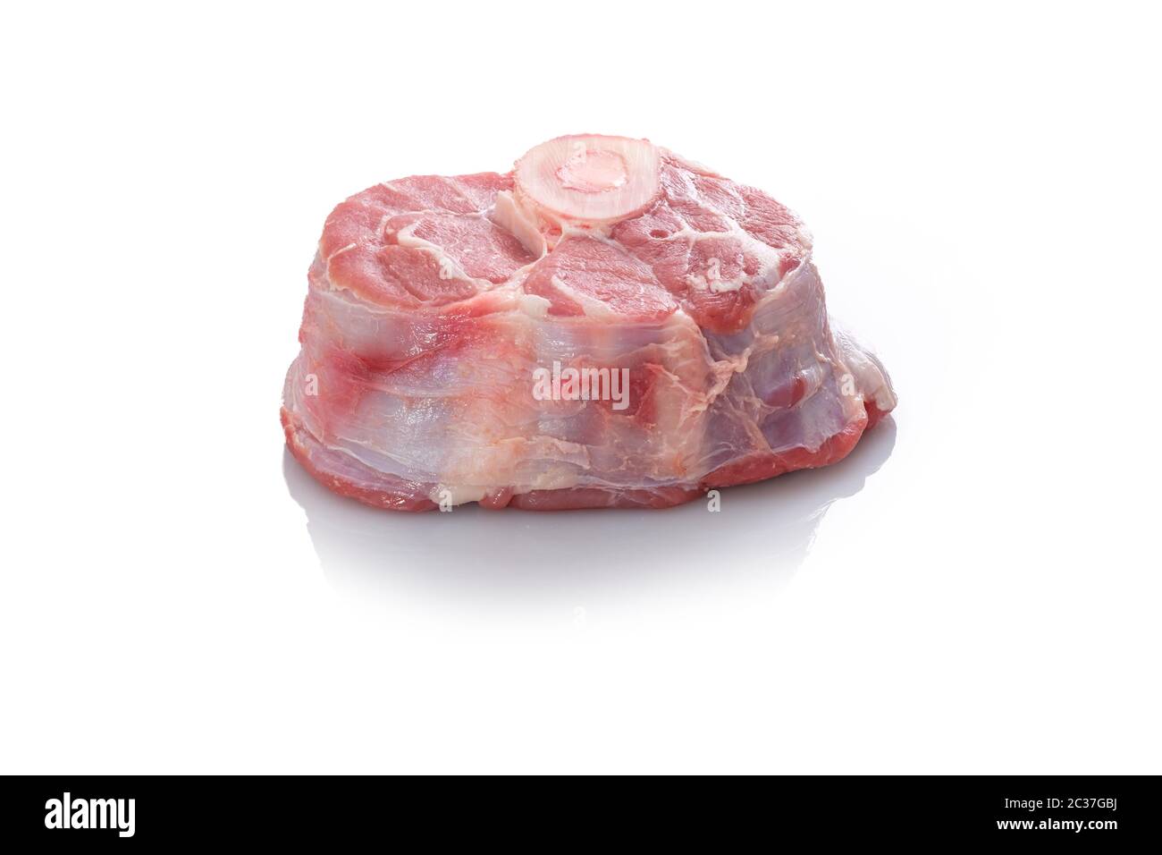 Osso Buco de veau blanc brut isolé Banque D'Images