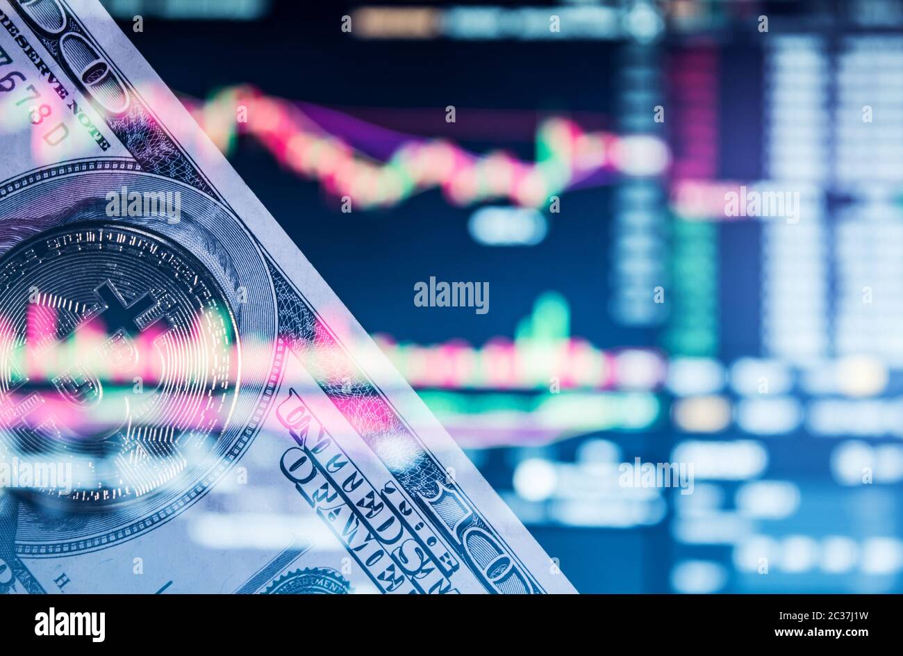 Graphique, bitcoin et US dollar. Finances trading. Dollar bills portant sur  un ordinateur portable avec les graphiques de bitcoin un arrière-plan flou  photo verticale Photo Stock - Alamy