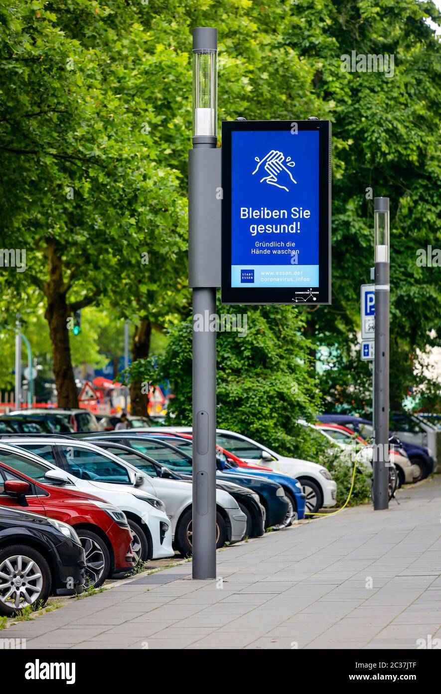 Essen, région de la Ruhr, Rhénanie-du-Nord-Westphalie, Allemagne - les Polonais intelligents, les feux de rue intelligents sont des agents de stationnement, station de recharge gratuite pour l'électricité Banque D'Images