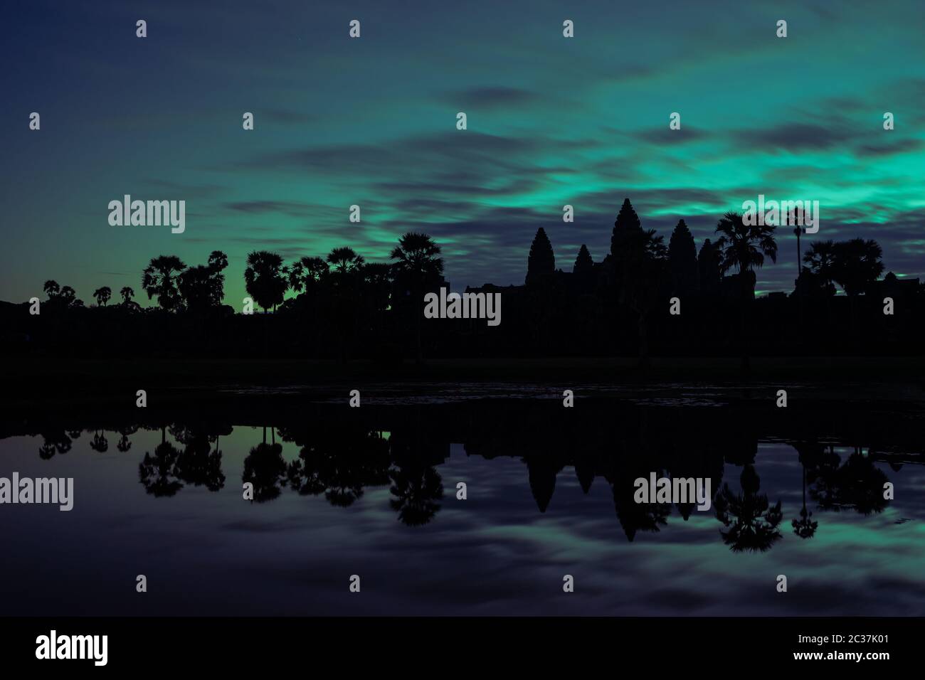 Temple Wat Angkor Cambodge avec Aurora Borealis Banque D'Images