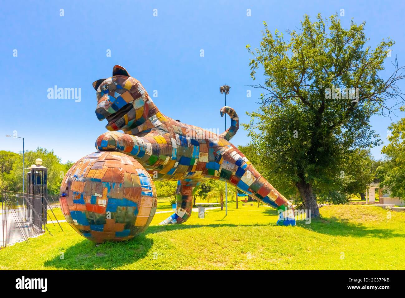 Argentine Cordoba chien avec sculpture de balle par l'artiste en plastique Leonardo Cabral dans le parc Kempes Banque D'Images