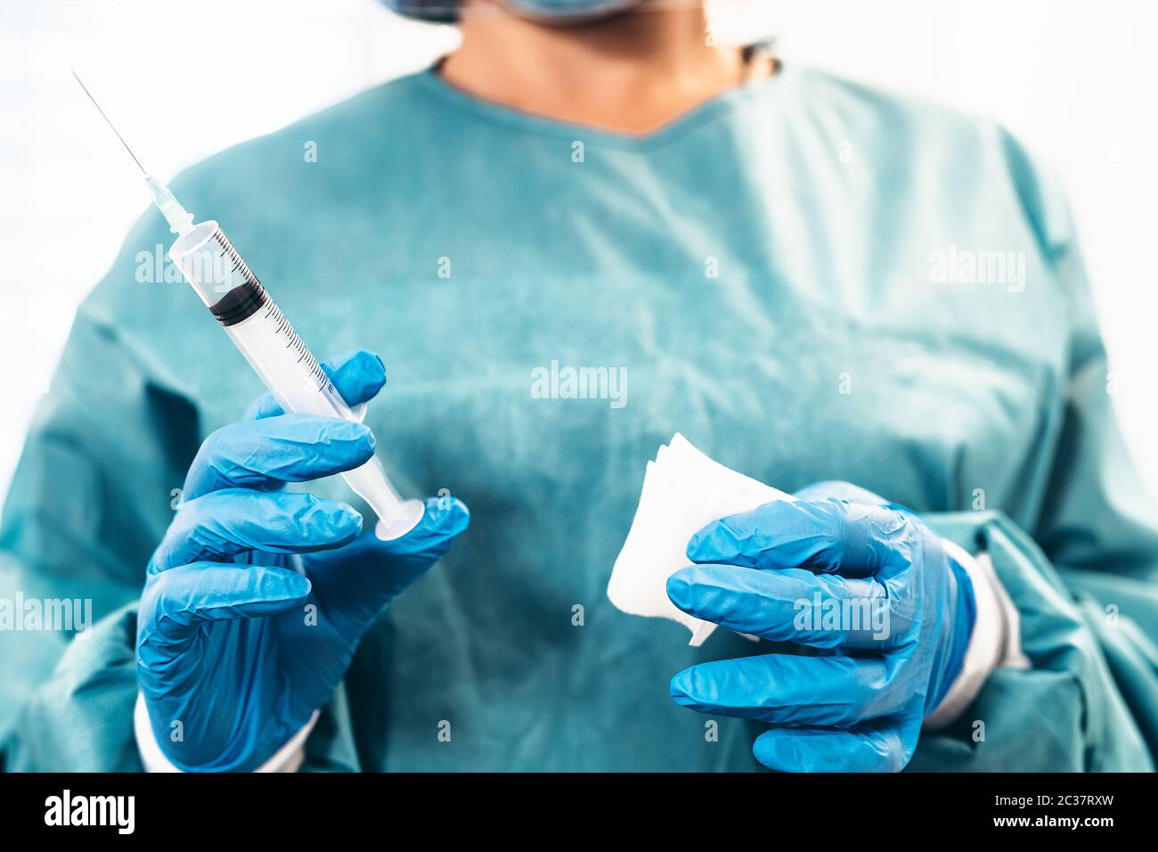 Fermez la femme médecin avec le vaccin à seringue à l'hôpital pour prévenir une épidémie de virus corona d'arrêt Banque D'Images