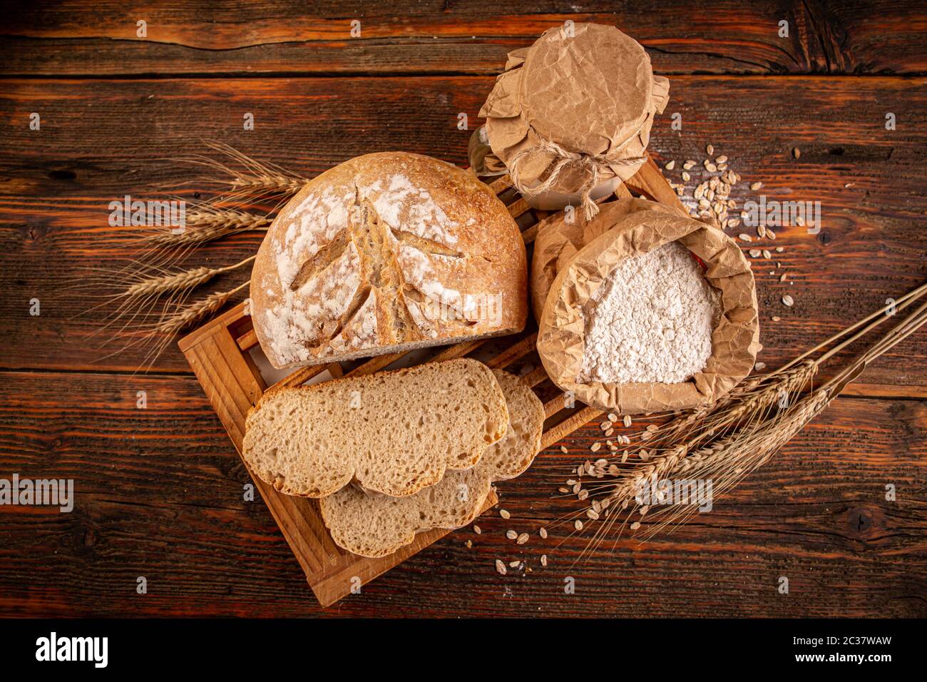 Plat de pain rustique sur une vieille table en bois. Banque D'Images