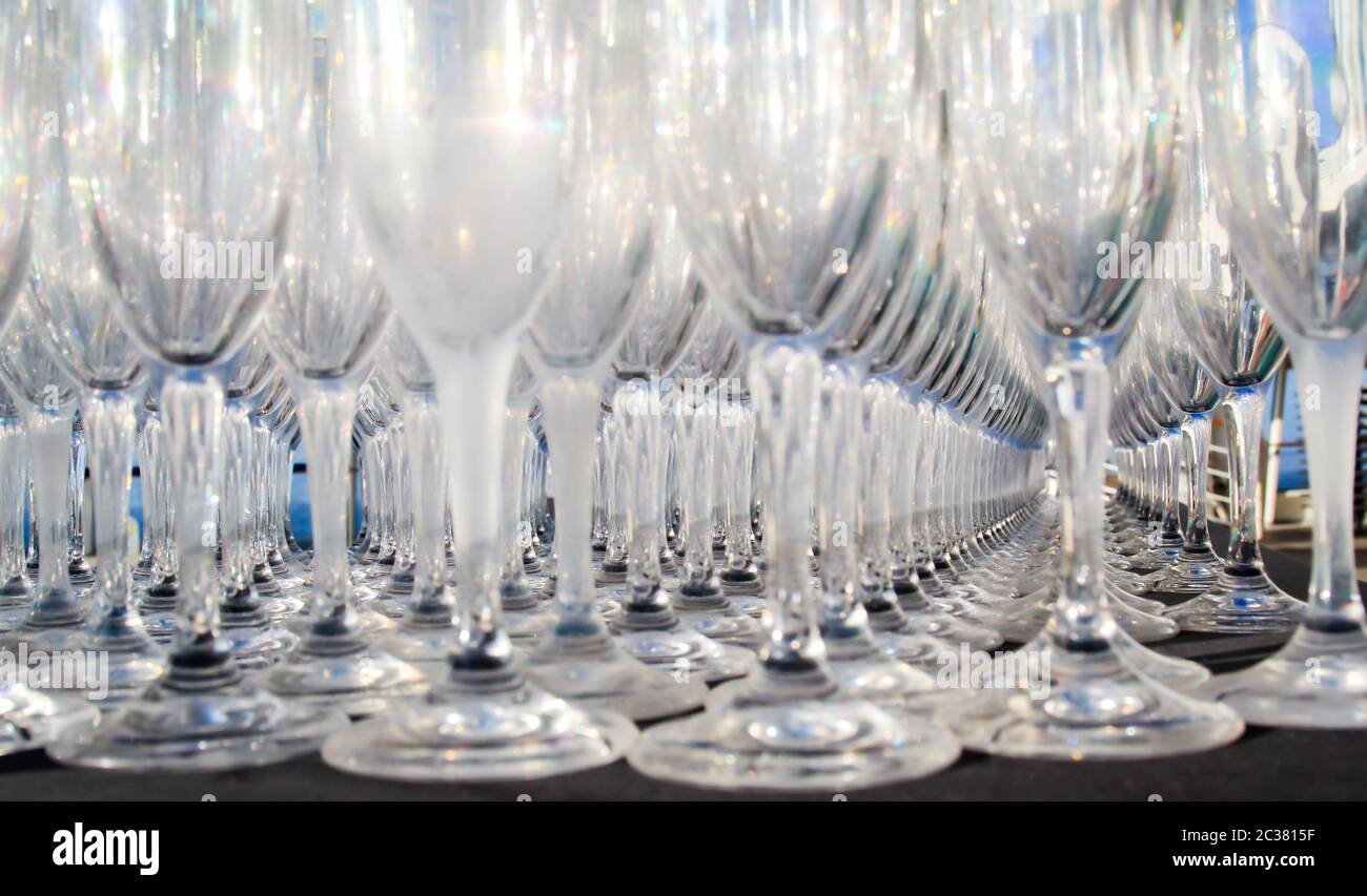 de nombreuses verres à champagne sont sur une table Banque D'Images