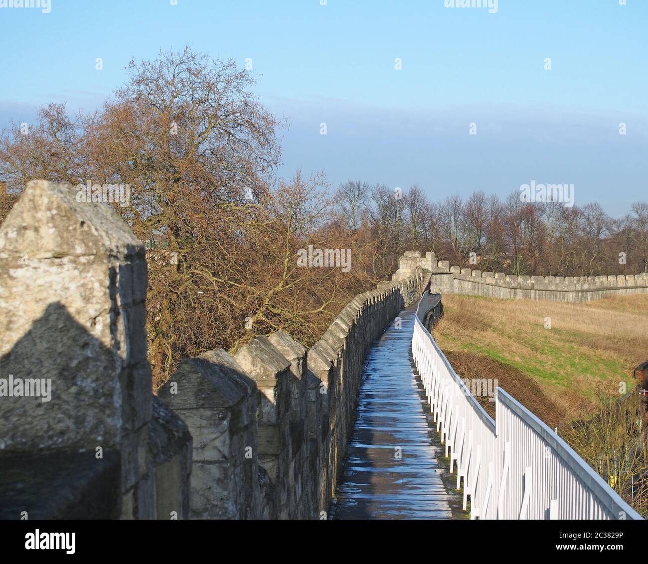 vue sur la passerelle piétonne sur les remparts historiques de la ville médiévale de york Banque D'Images