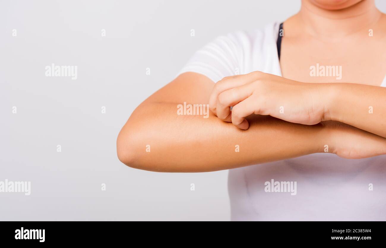 Une belle femme asiatique qui lui a fait des picots à la main sur fond blanc avec espace de copie, concept médical et de santé Banque D'Images