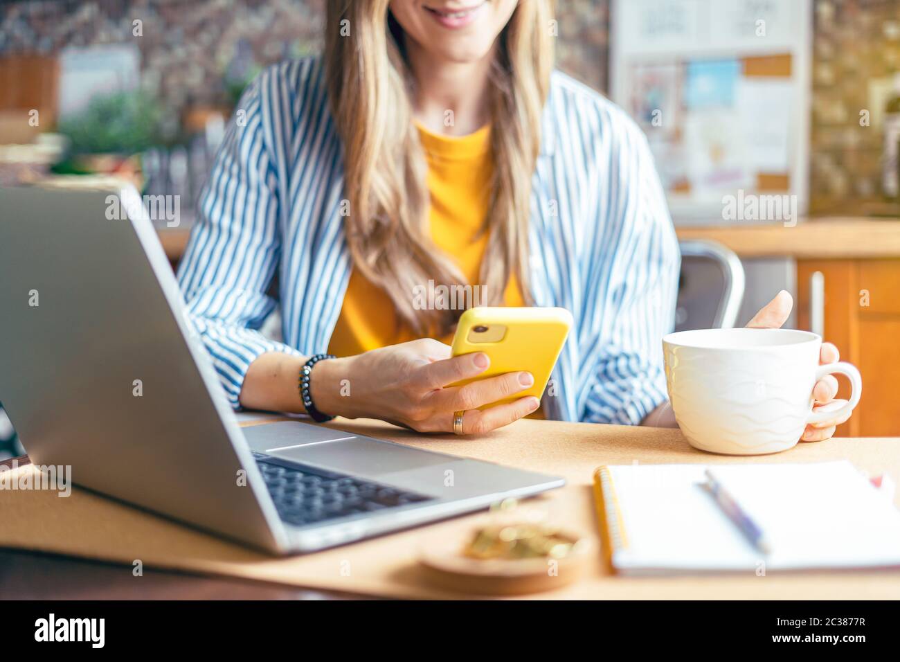 Formation à distance et travail en ligne. Femme d'affaires ayant un appel vidéo facetime. Une fille heureuse et souriante travaillant à domicile kithcen et Banque D'Images