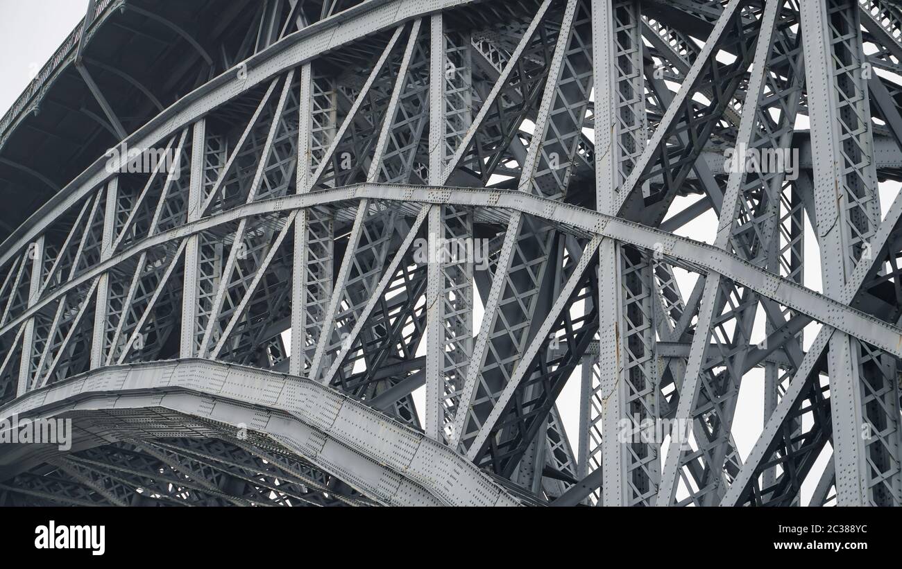 Porto, Portugal, vers 2018: Ponte Luis I de Porto. Le pont a été construit par l'ingénieur de la Seyrig entre 1881 et 1886. Il était discip Banque D'Images
