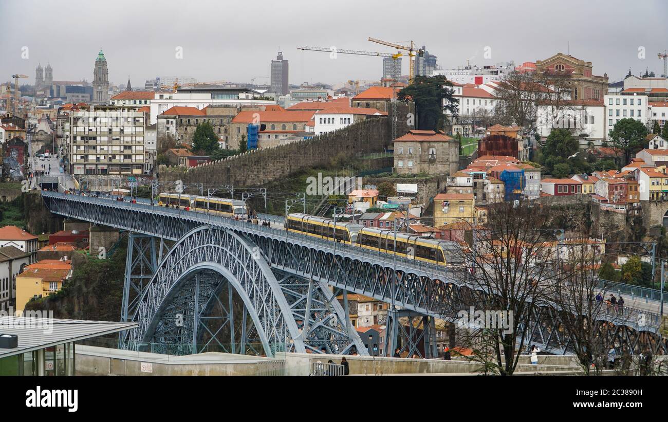Porto, Portugal, vers 2018: Ponte Luis I de Porto. Le pont a été construit par l'ingénieur de la Seyrig entre 1881 et 1886. Il était discip Banque D'Images