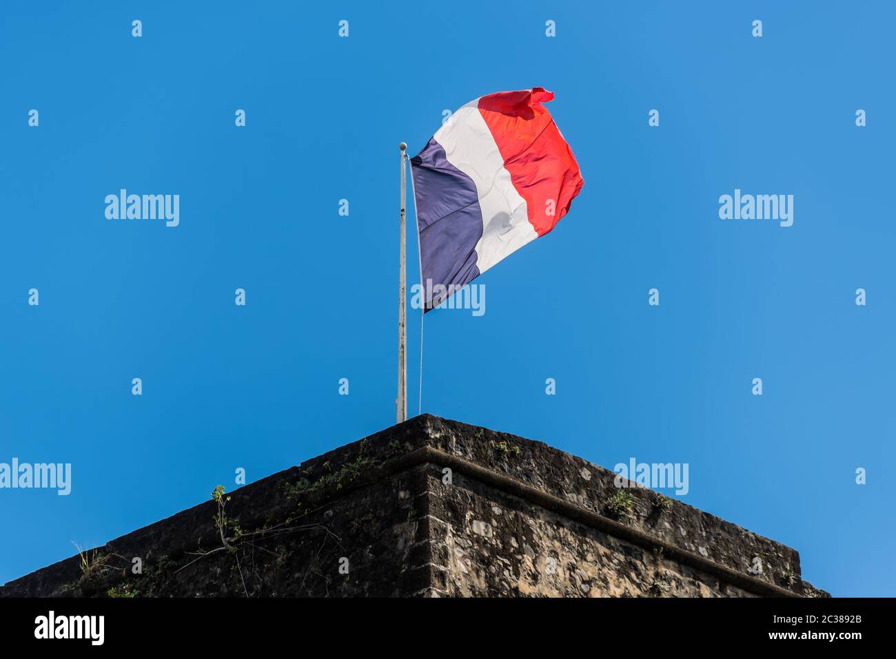 Drapeau français sur un haut de Fort Saint Louis de Fort-de-France, France, ministère de l'outre-mer des Caraïbes Martinique, Petites Antilles, French West Indies Banque D'Images
