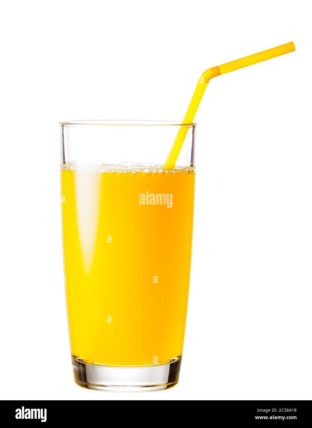 Grand verre de jus d'orange avec une paille isolé sur fond blanc Banque D'Images