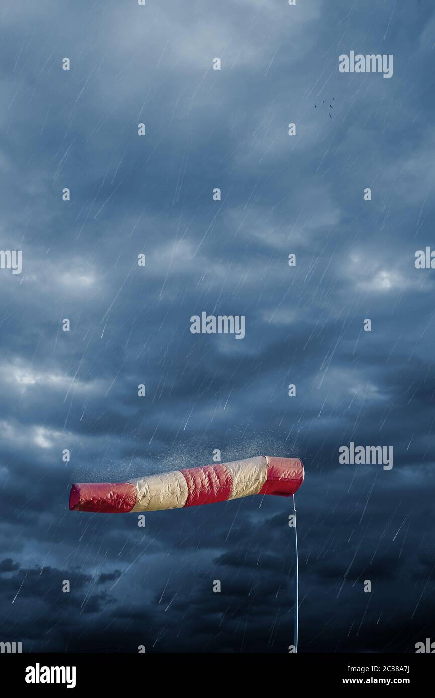 Chaussette d'air mesurant la vitesse du vent par temps de tempête. Concept d'ouragan, de tornade et de tempête. Banque D'Images