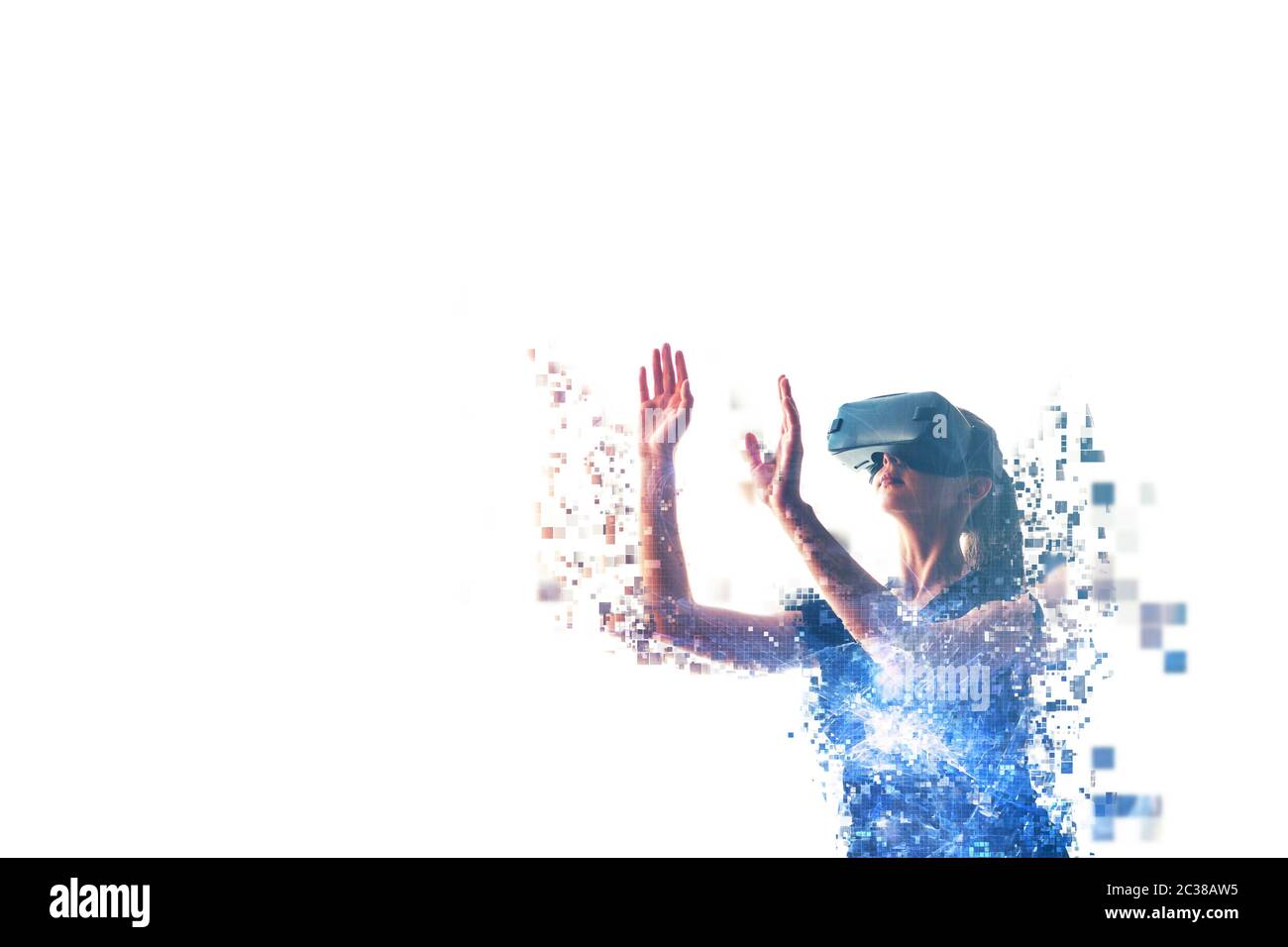 Une fille dans les lunettes de réalité virtuelle est pixélisée ou dispersée en pixels. Concept VR. Technologies modernes. Banque D'Images