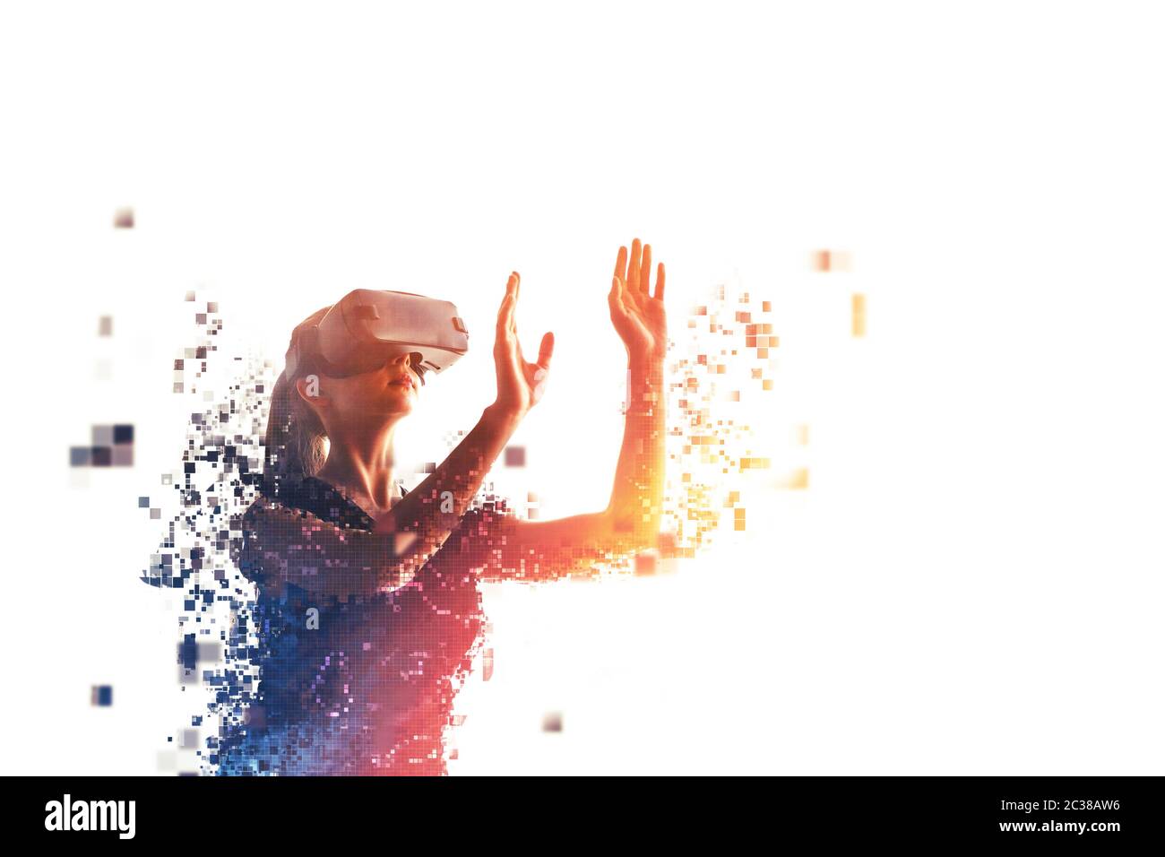 Une fille dans les lunettes de réalité virtuelle est pixélisée ou dispersée en pixels. Concept VR. Technologies modernes. Banque D'Images