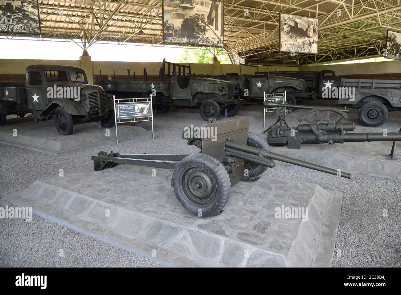 Corée du Nord, Pyongyang - 1er mai 2019 : vestiges de guerre pris de l'ennemi dans le musée victorieux de la Guerre de libération de la patrie. Canons américains capturés par le Banque D'Images