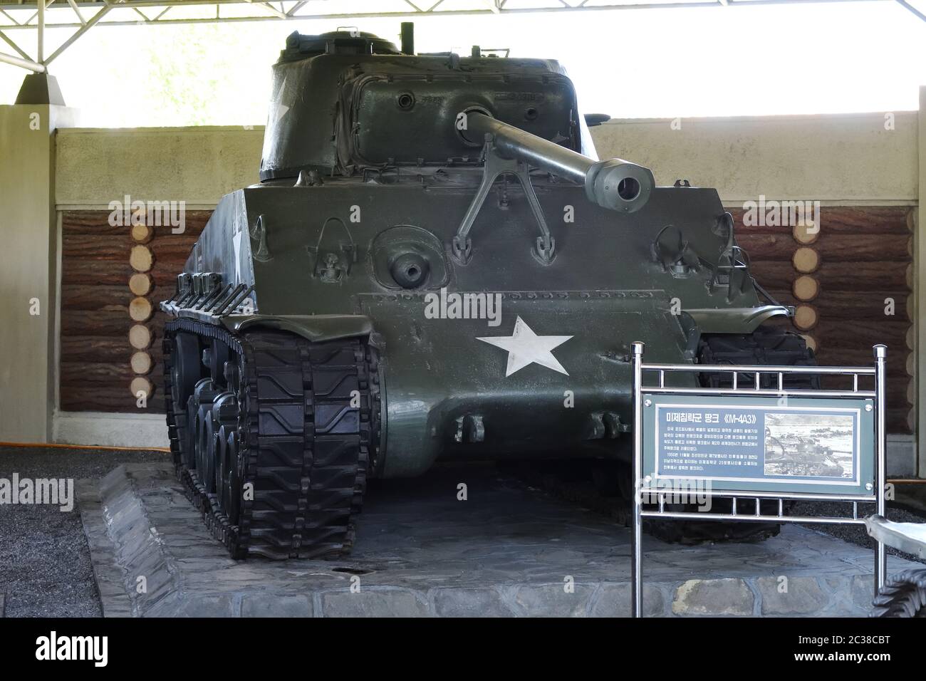 Corée du Nord, Pyongyang - 1er mai 2019 : vestiges de guerre pris de l'ennemi dans le musée victorieux de la Guerre de libération de la patrie. M4A3 Sherman États-Unis Tank Captur Banque D'Images