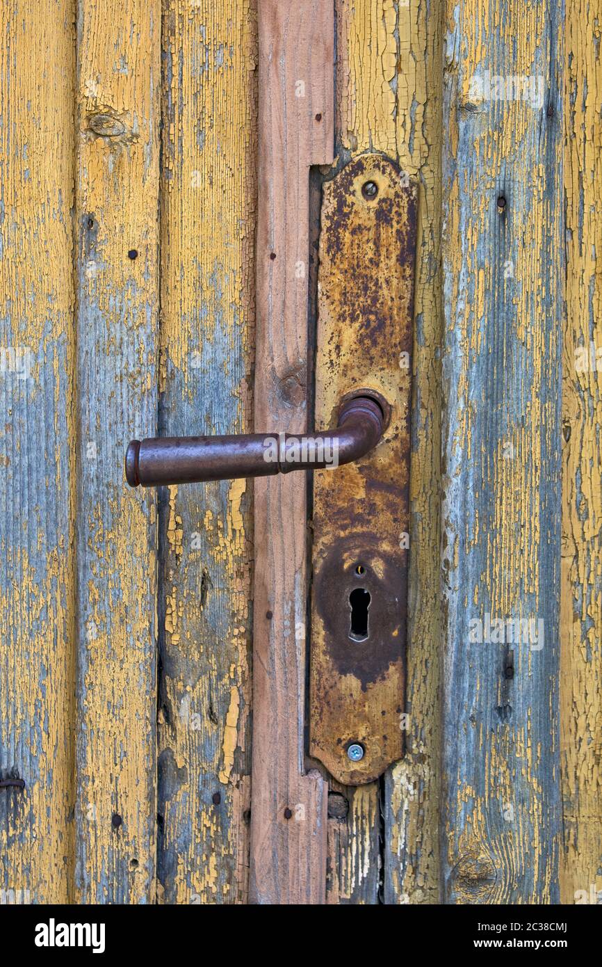 Ancienne porte avant en bois. Porte de maison avec une poignée et une serrure sur l'ancienne porte. Banque D'Images