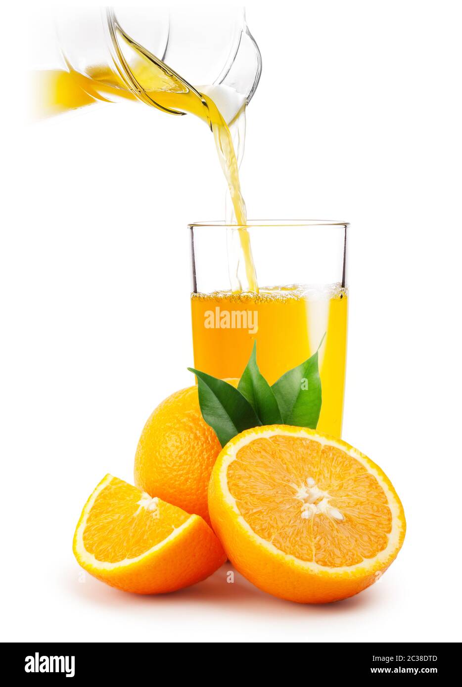Verser dans un verre de jus d'orange et orange isolé sur fond blanc Banque D'Images