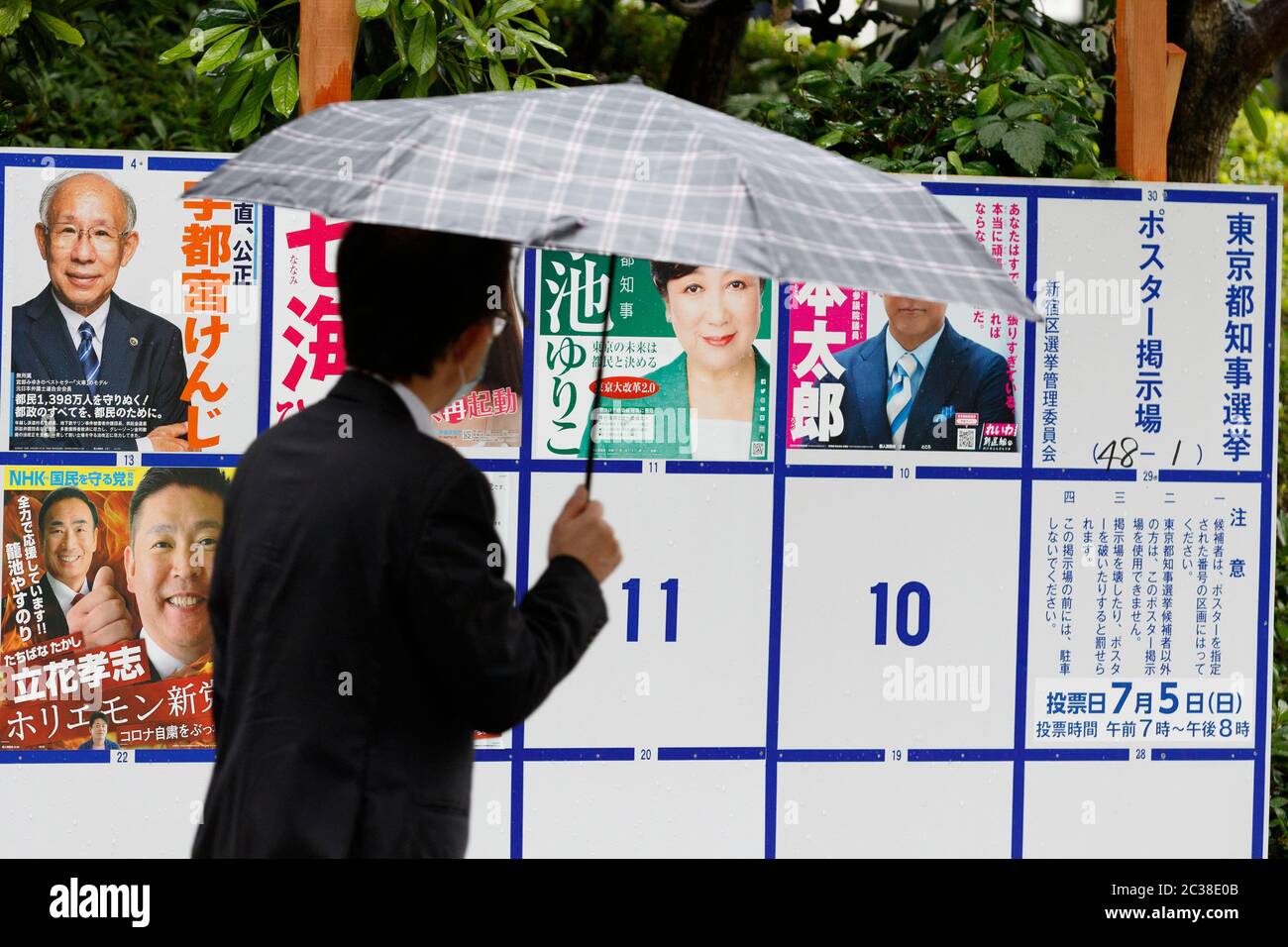 Un homme passe devant un panneau d'affichage érigé avec des affiches des candidats pour l'élection du gouverneur de Tokyo à venir, près du bâtiment du gouvernement métropolitain de Tokyo, le 19 juin 2020, à Tokyo, au Japon. La période de campagne a officiellement débuté le jeudi 18 juin et se tiendra le 5 juillet. Credit: Rodrigo Reyes Marin/AFLO/Alay Live News Banque D'Images