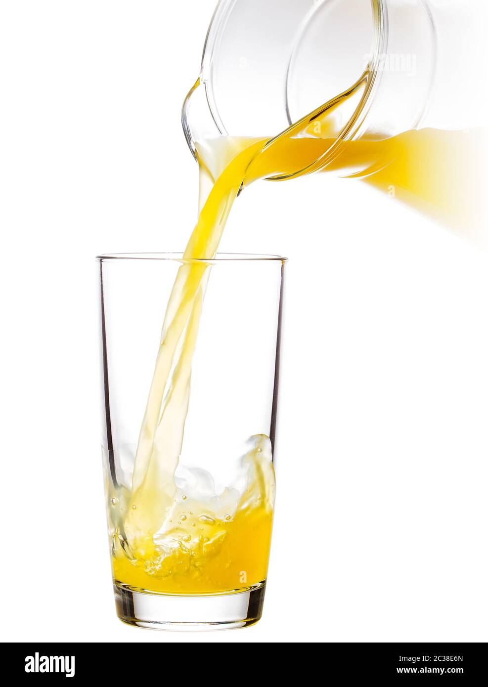 Jus d'orange versé dans un verre vide isolé sur fond blanc Banque D'Images