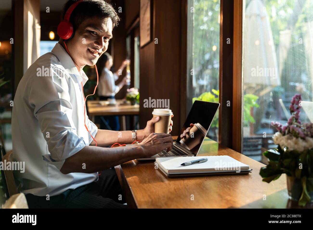 L'accent asian college student working with laptop in cafe la préparation de test ou examen. Banque D'Images