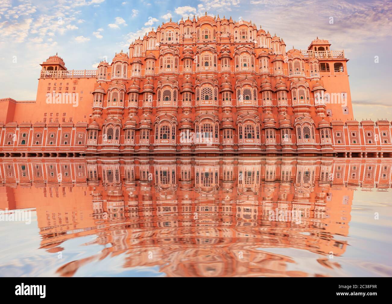 Hawa Mahal et sa réflexion, Jaipur, Inde. Banque D'Images