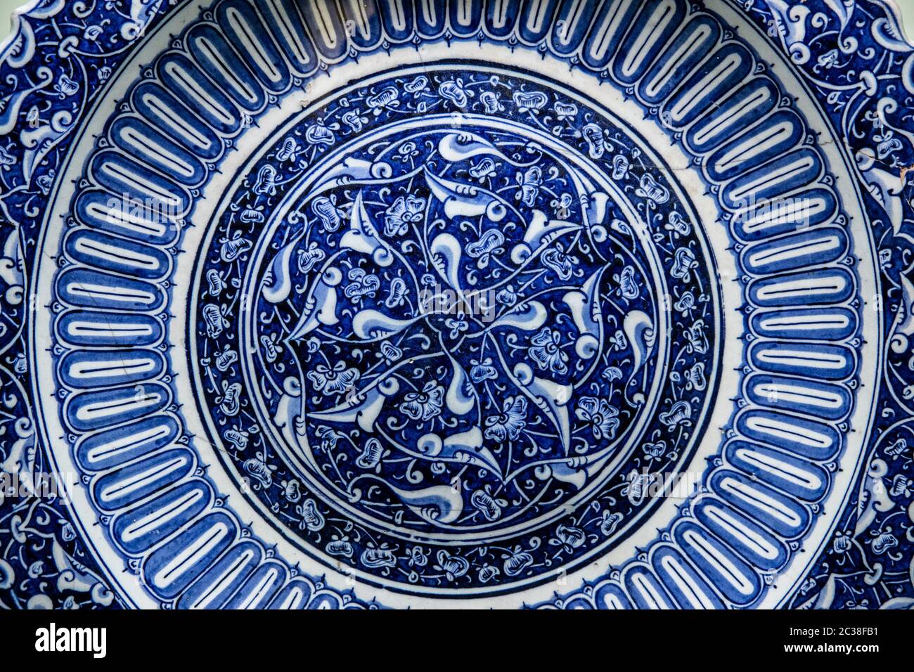 Texture de carreaux de céramique de style oriental. Carreaux de céramique turque doublés au mur. Décoration florale à motif azulejo ancien Banque D'Images