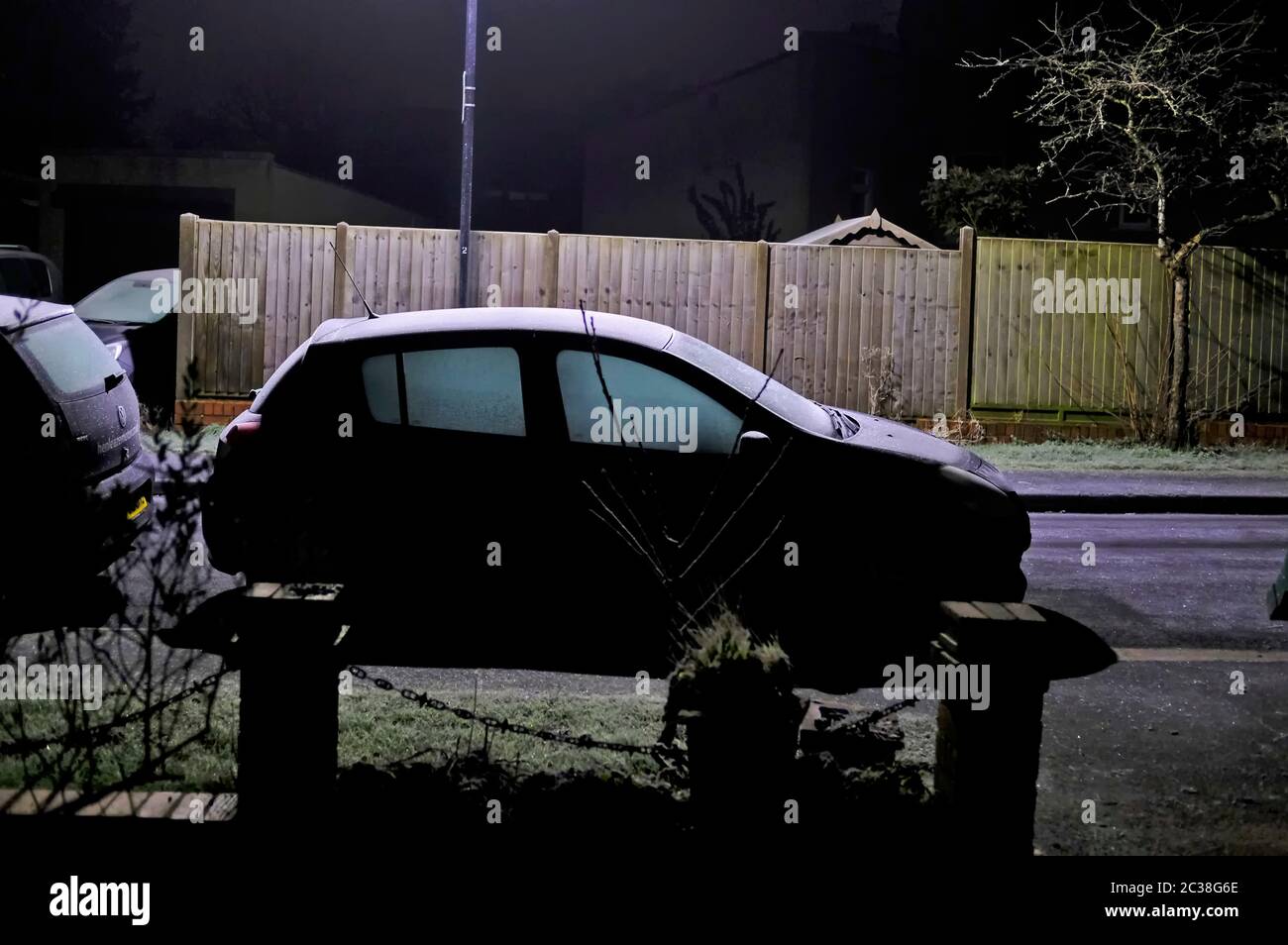 Une voiture gelée sur une route de banlieue. Banque D'Images