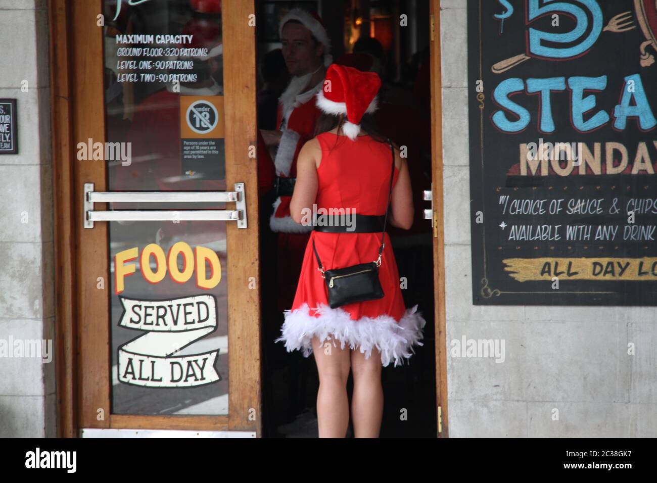 Le pub Forresters, situé au 336 Riley St, Surry Hills, était l'un des nombreux pubs visités par les participants de SantaCon à Sydney. Banque D'Images