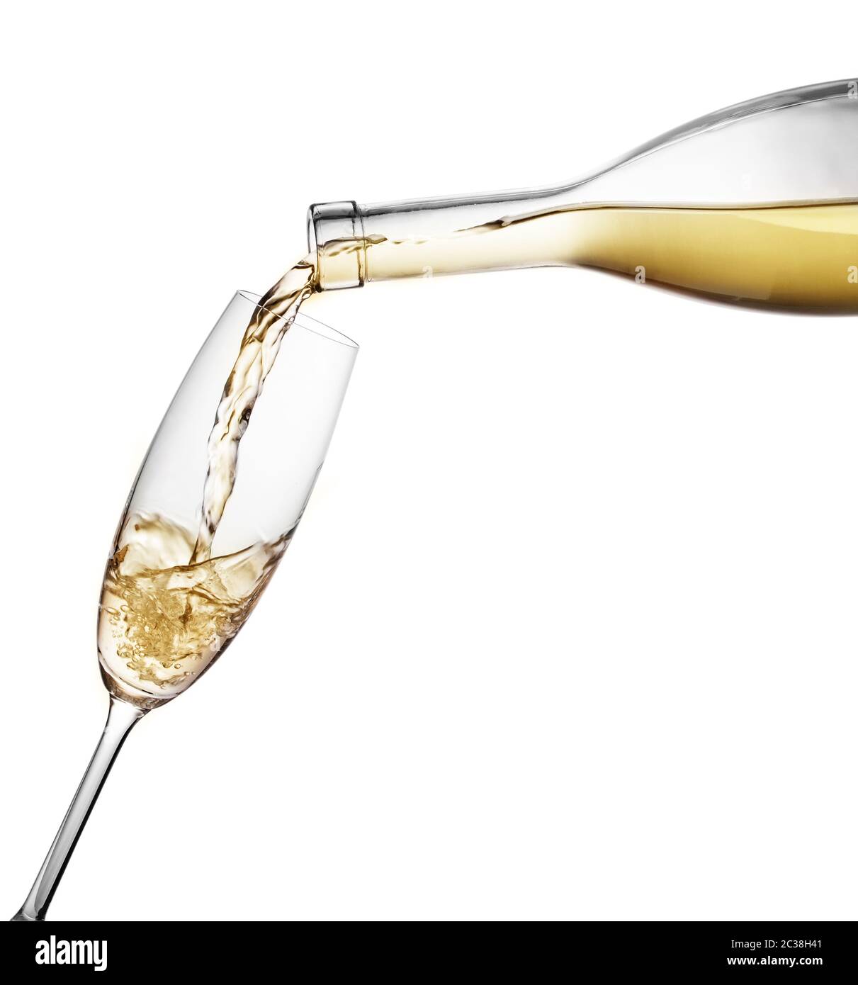 Champagne versé dans un verre d'une bouteille isolée sur fond blanc Banque D'Images