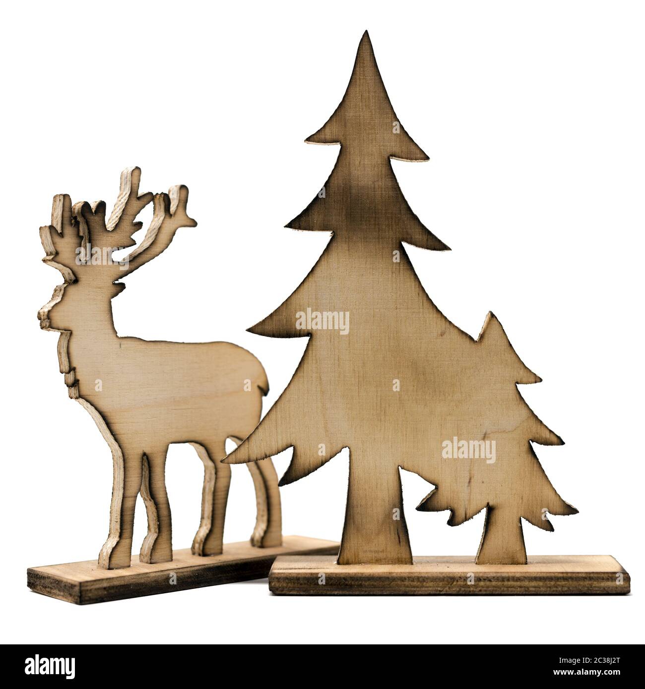 Découper deer figure en bois avec bords en bois foncé et sapins isolated on white Banque D'Images